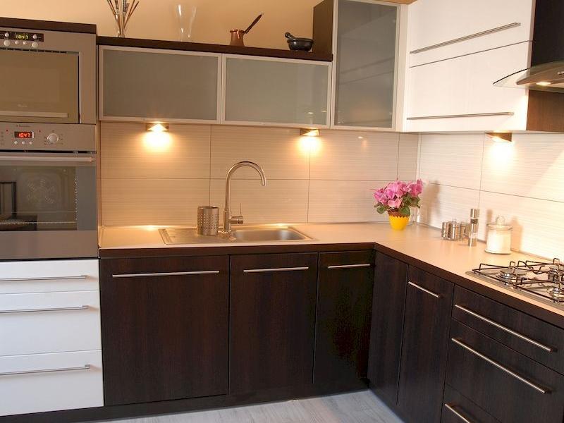 Kuchnia z ciepłym oświetleniem