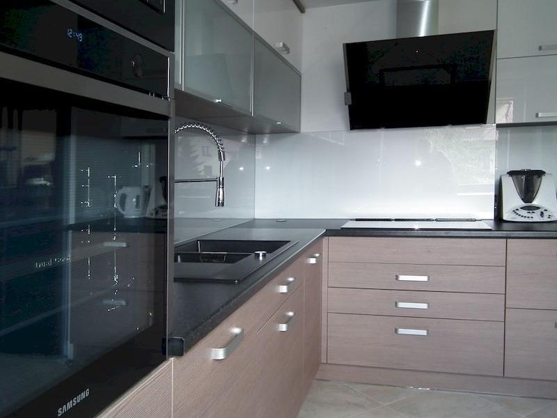 Kuchnia z czarnym połyskiem